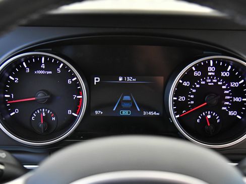 Used 2022 Kia Carnival LX FWD image 28