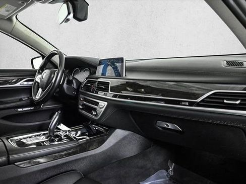 Used 2018 BMW 740i xDrive image 23