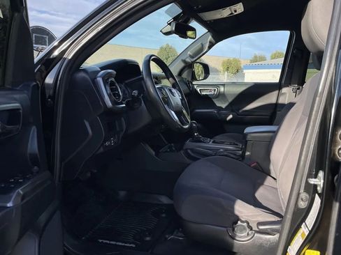 Used 2019 Toyota Tacoma TRD Sport image 12