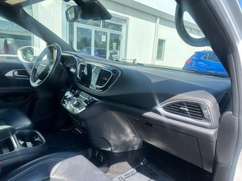 Used 2018 Chrysler Pacifica Touring-L w/ Advanced Safetytec Group FWD image 12