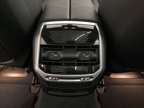 Used 2025 BMW i7 xDrive60 image 33