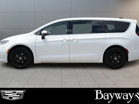 Used 2023 Chrysler Pacifica Touring-L FWD image 5
