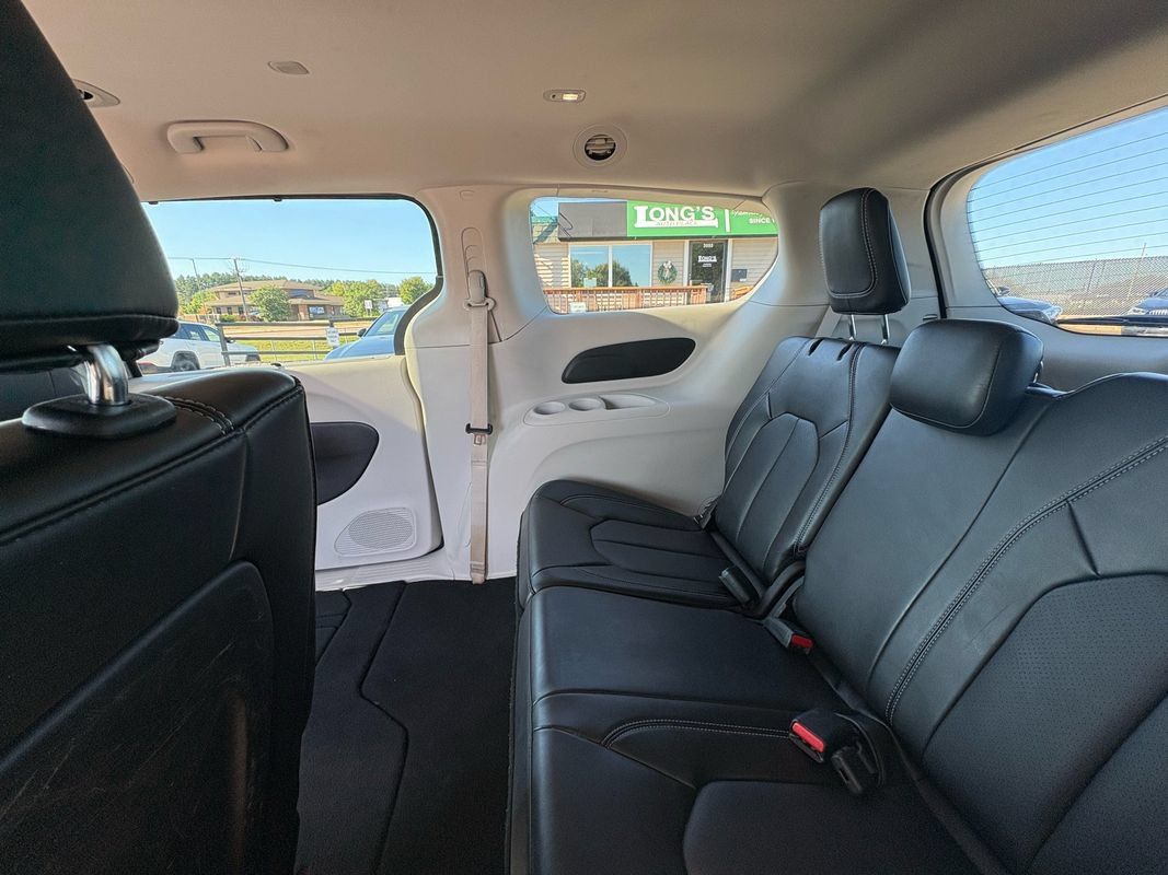 Used 2024 Chrysler Pacifica Touring-L FWD image 29