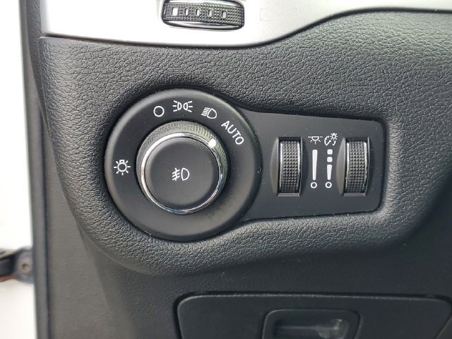 Used 2016 Jeep Cherokee Trailhawk w/ Cold Weather Group AWD/4WD image 16