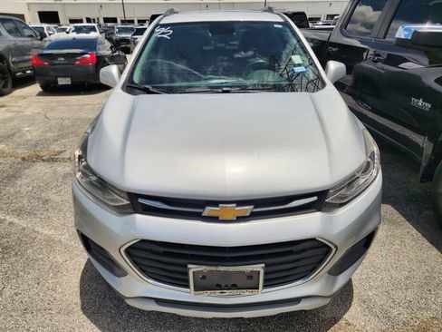Used 2019 Chevrolet Trax LT w/ Sun & Sound Package FWD image 2