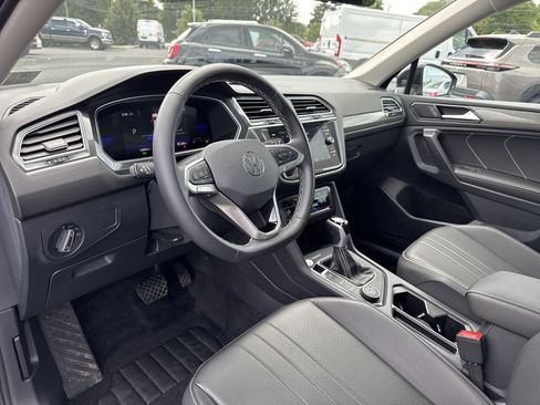 Used 2024 Volkswagen Tiguan SE w/ Panoramic Sunroof Package AWD/4WD image 4