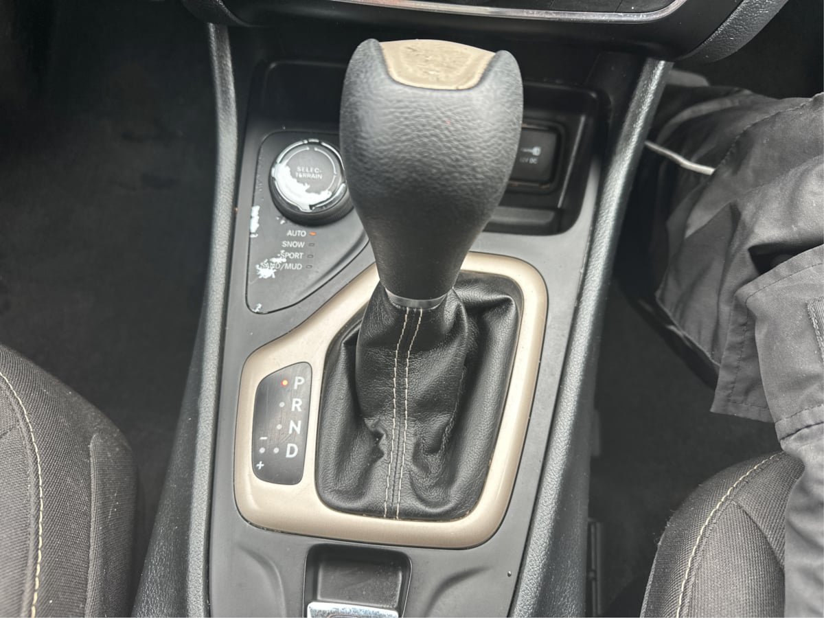 Used 2016 Jeep Cherokee Latitude w/ Safety/Convenience Group AWD/4WD image 17