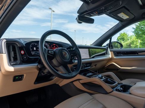 Certified 2024 Porsche Cayenne w/ Premium Package Plus (PFM) AWD/4WD image 5