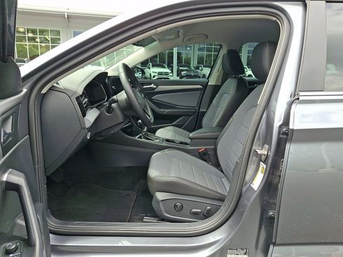 Used 2025 Volkswagen Jetta SE FWD image 13