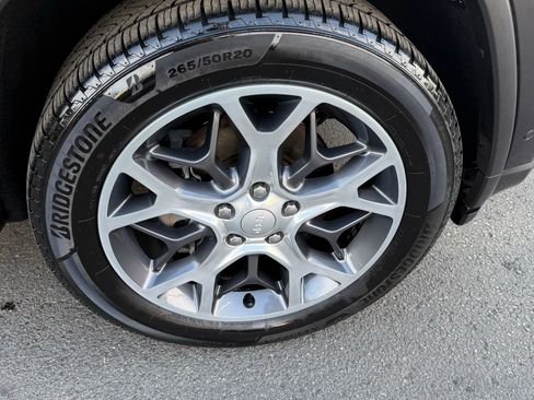 Used 2019 Jeep Grand Cherokee Overland image 12