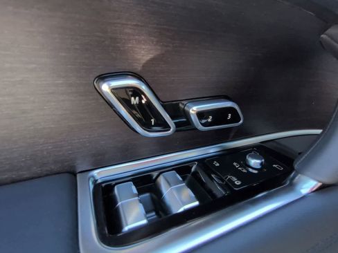 New 2026 Land Rover Range Rover Long Wheelbase SE image 17