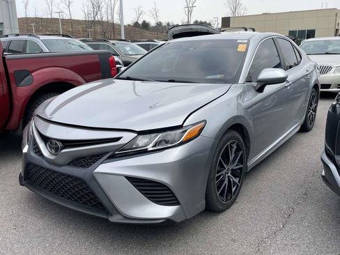 Used 2020 Toyota Camry SE image 2