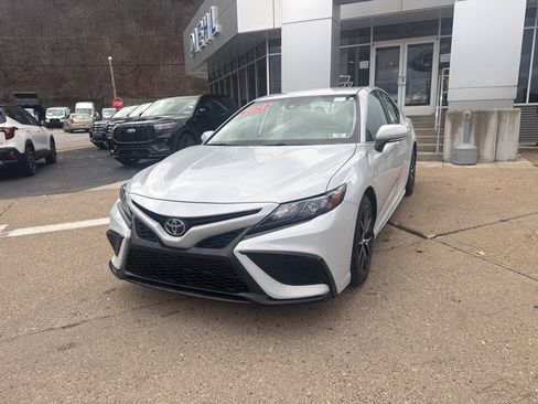 Used 2024 Toyota Camry SE image 3