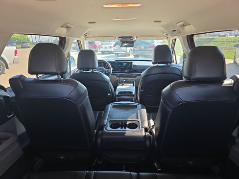 Used 2025 Kia Carnival FWD image 7
