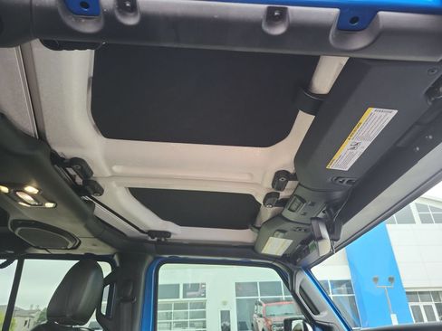 Used 2021 Jeep Gladiator Rubicon AWD/4WD image 19