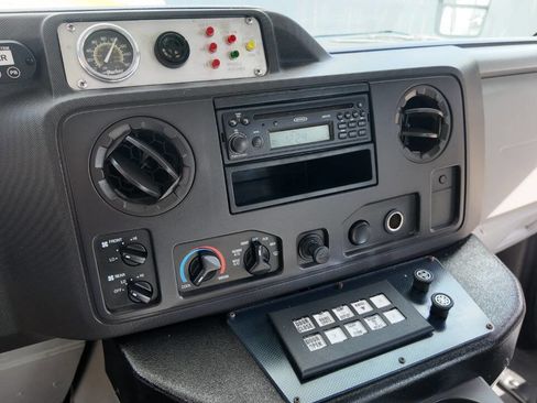 Used 2010 Ford E-450 and Econoline 450 Super Duty image 13