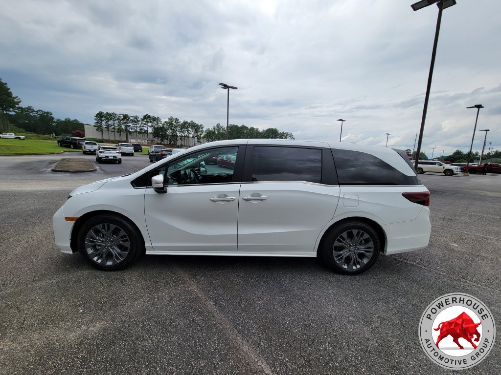 Used 2025 Honda Odyssey Touring image 3