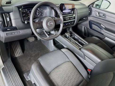 Used 2025 Nissan Pathfinder SV FWD image 8
