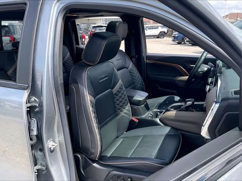 Used 2024 GMC Canyon Denali image 9