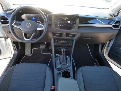 Certified 2025 Volkswagen Taos SE image 22
