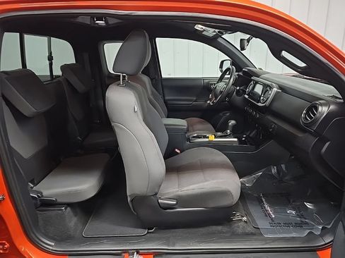 Used 2017 Toyota Tacoma TRD Off-Road w/ Tow Package AWD/4WD image 16