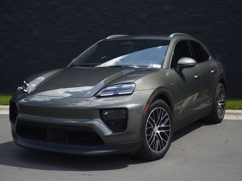 Certified 2025 Porsche Macan 4S Electric AWD/4WD image 1