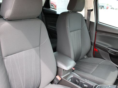 Used 2016 Ford Focus SE w/ SE Power Seat Package FWD image 28