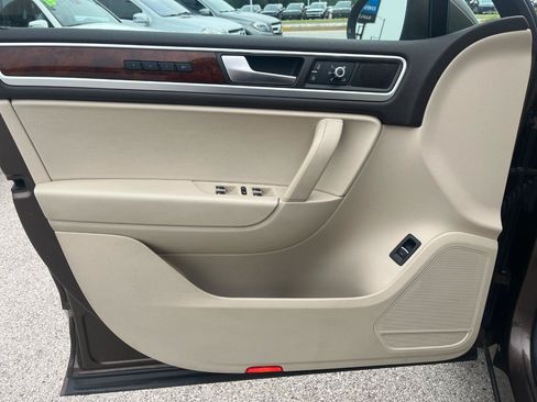 Used 2013 Volkswagen Touareg TDI AWD/4WD image 25