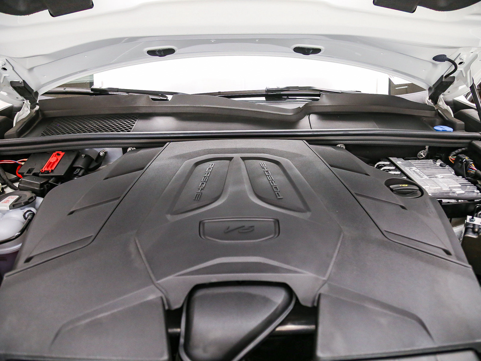 Certified 2025 Porsche Cayenne AWD/4WD image 31