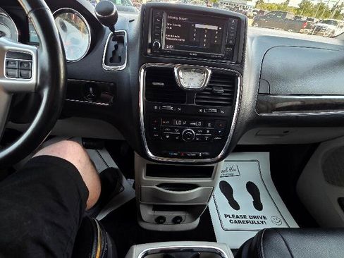 Used 2016 Chrysler Town & Country Touring w/ Driver Convenience Group image 22