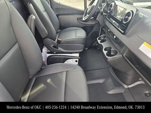 Used 2025 Mercedes-Benz Sprinter 2500 image 14