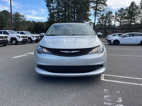 Used 2023 Chrysler Voyager LX image 3