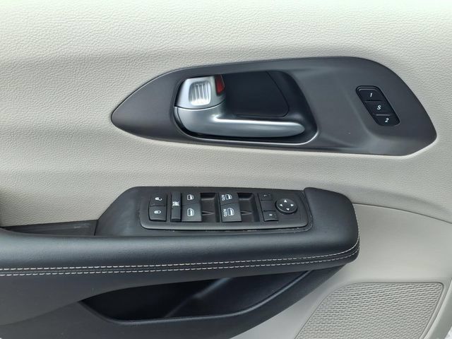 Used 2024 Chrysler Pacifica Touring-L FWD image 14