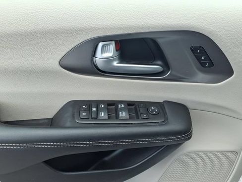 Used 2024 Chrysler Pacifica Touring-L FWD image 14