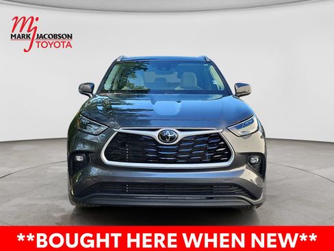 Used 2025 Toyota Highlander XLE FWD image 3