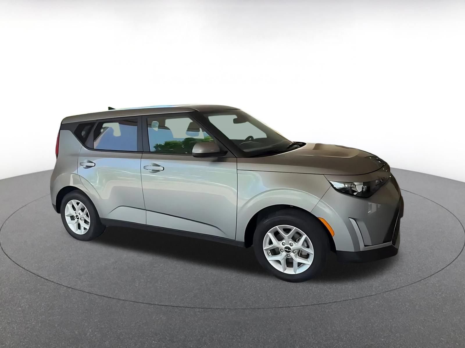 Used 2025 Kia Soul LX w/ LX Technology Package FWD image 2