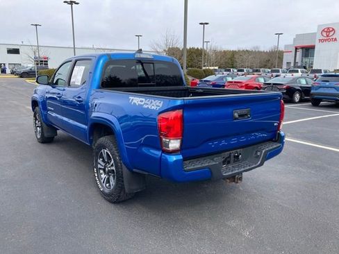 Used 2017 Toyota Tacoma TRD Sport w/ Tow Package (A/T) image 3