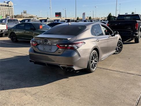 Used 2023 Toyota Camry SE image 5