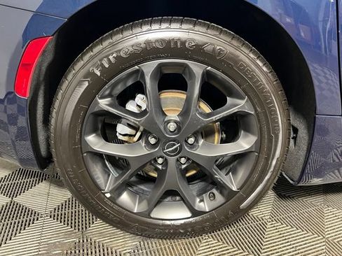 Certified 2025 Chrysler Pacifica Limited FWD image 15