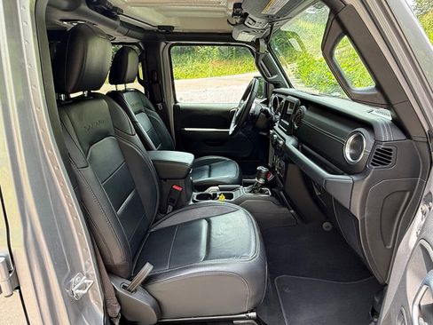 Used 2018 Jeep Wrangler Unlimited Sahara AWD/4WD image 17