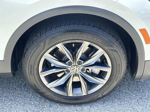 Used 2023 Volkswagen Tiguan SE w/ Panoramic Sunroof Package FWD image 30