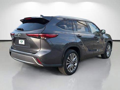 Used 2023 Toyota Highlander Platinum image 5