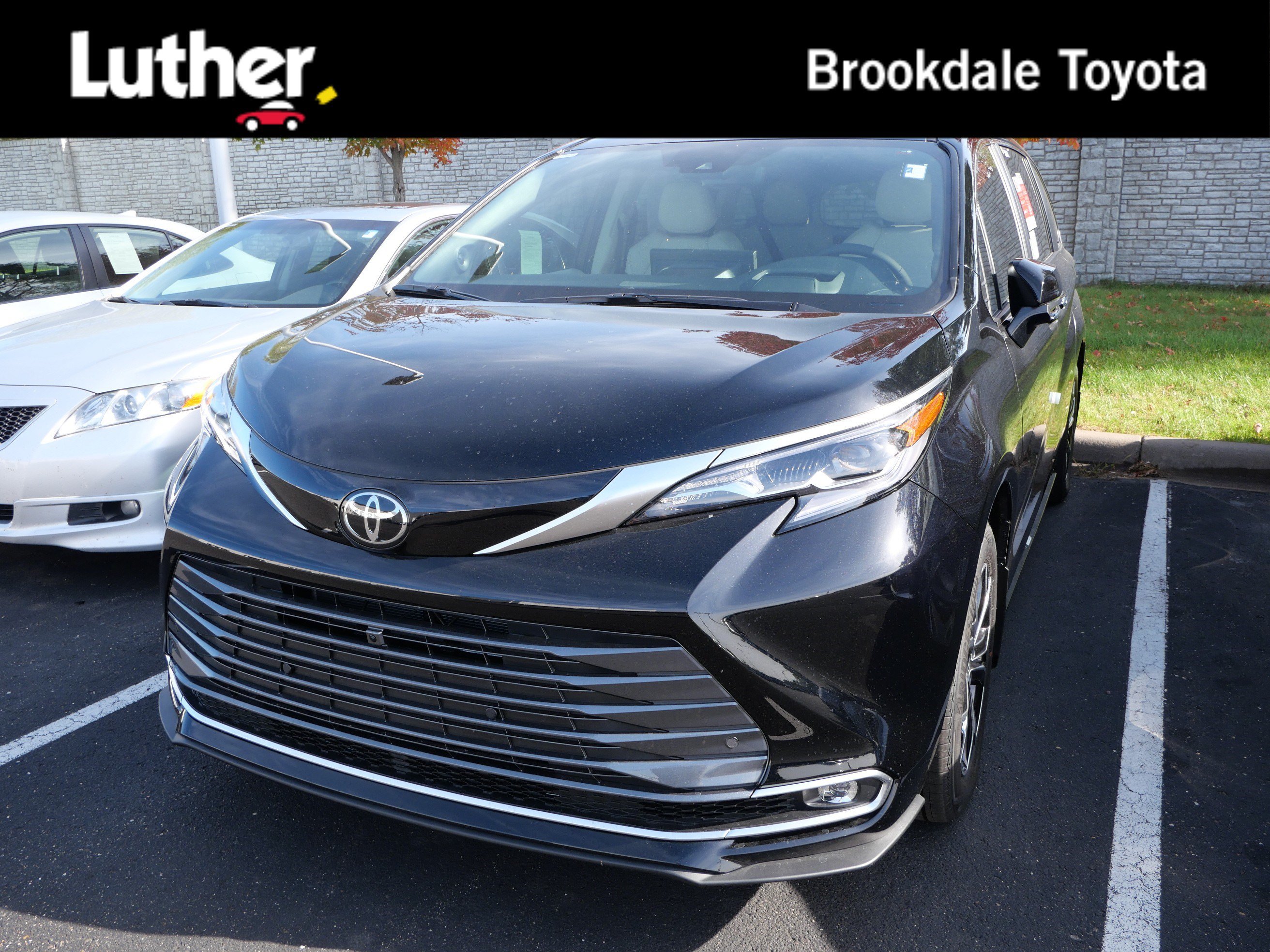Used 2026 Toyota Sienna Platinum AWD/4WD image 1