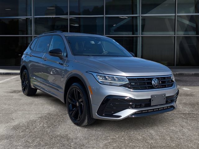 Used 2024 Volkswagen Tiguan SE R-Line AWD/4WD image 2