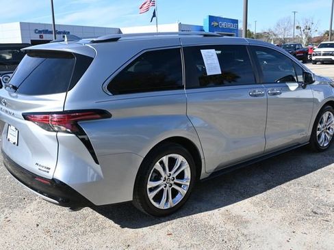 Used 2021 Toyota Sienna Platinum image 5