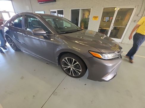 Used 2020 Toyota Camry SE FWD image 1