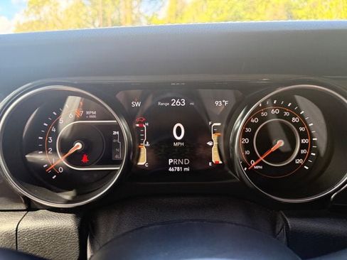 Used 2021 Jeep Wrangler Unlimited Sahara AWD/4WD image 3