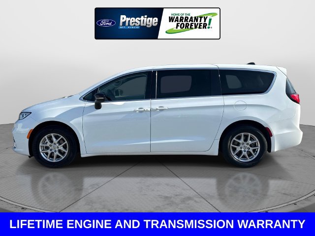 Used 2024 Chrysler Pacifica Touring-L FWD image 7