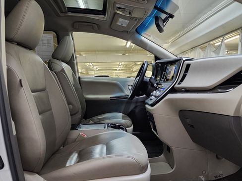 Used 2017 Toyota Sienna XLE Premium AWD/4WD image 24
