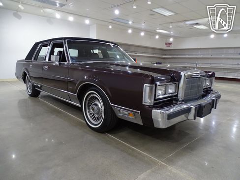 Used 1988 Lincoln Town Car image 21